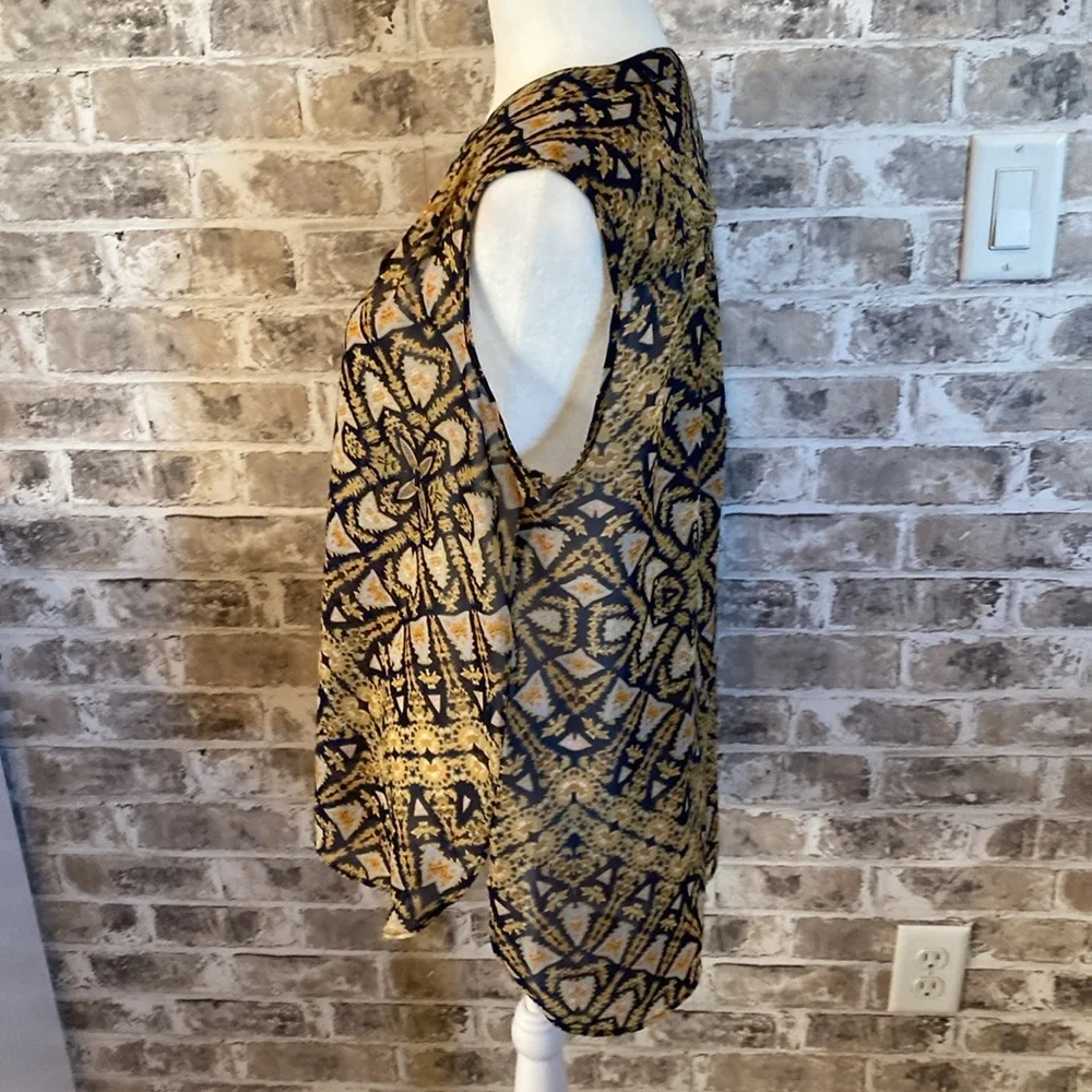 a.n.a. Sleeveless blouse. V-neck. Size L. Navy blue/mustard yellow/orange.